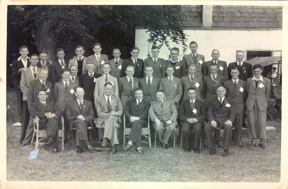 Dodewaards mannenkoor. foto genomen tussen 1945 en 1948